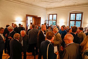 Beim Empfang wurden die Gäste mit Weinen der Domäne Wachau begrüßt. ©Josef Salomon/Wachaufoto
